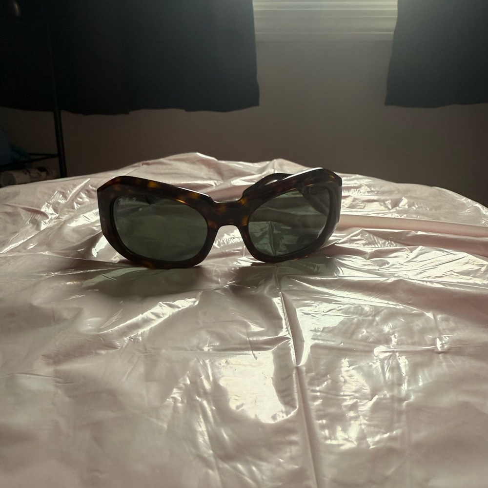 Ray-Ban Brown Tortoise Sunglasses ( women’s ) 
These are on smart sell 🙌🏼😍